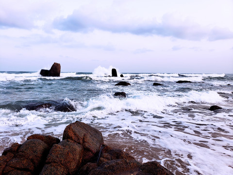 海边岩石激起雪白的浪花