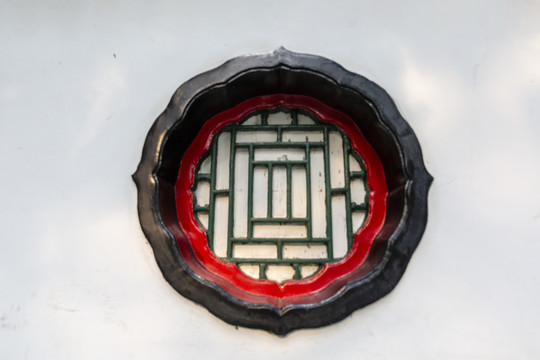 北京颐和园装饰精美的中式窗户