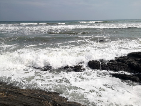 海浪冲刷岩石
