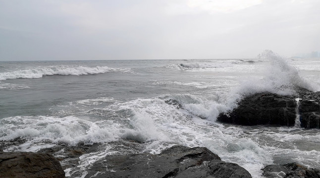 海浪拍石