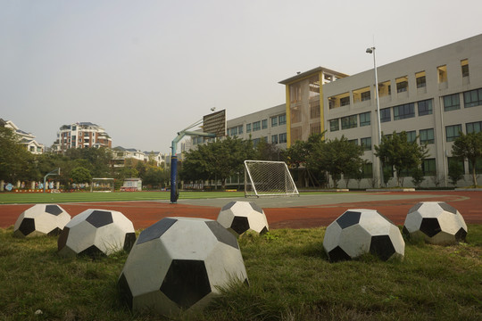 成都小学校园足球场及足球雕塑