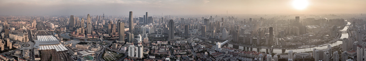 城市上空清晨航拍全景