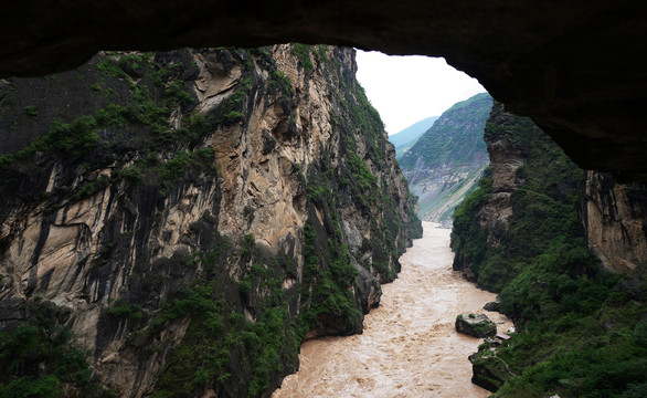 云南丽江虎跳峡风光