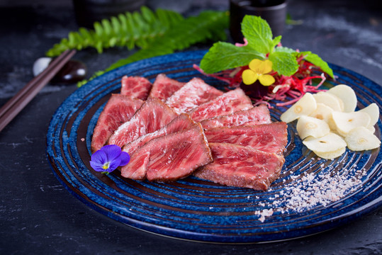 日本料理海盐香煎牛肉片生肉