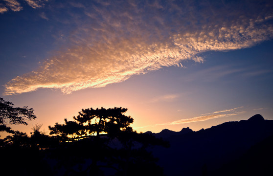 晚霞山峰