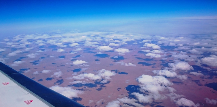 在飞机上俯瞰天空下成的朵朵白云