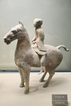 汉代彩绘骑马俑