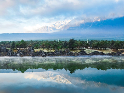 玉龙雪山雪麓湖