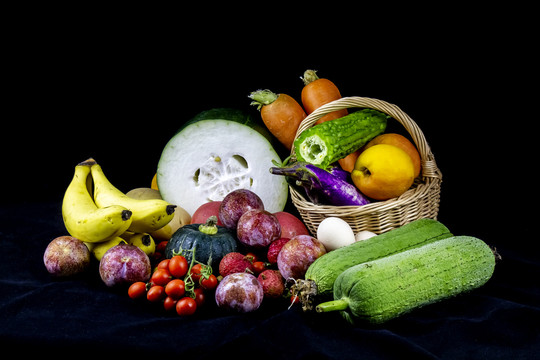 黑色背景的蔬菜和水果