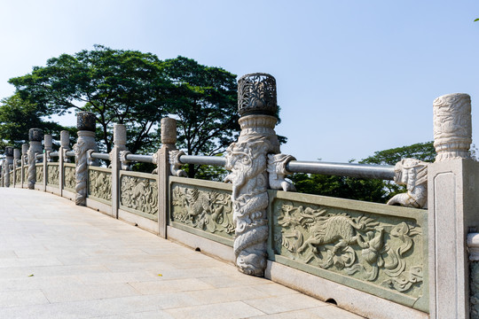顺峰山公园五行桥的石雕栏杆