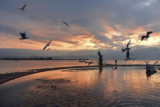 西昌邛海日出