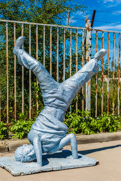 街舞倒立雕塑