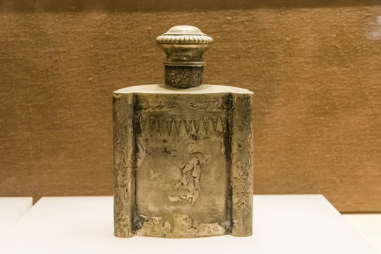 清代银錾刻人物花卉茶叶瓶