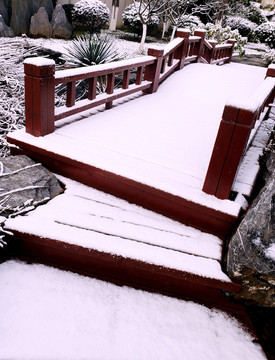 白雪覆盖的小桥