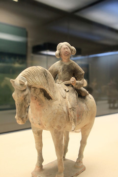 唐代三彩妇人骑马俑