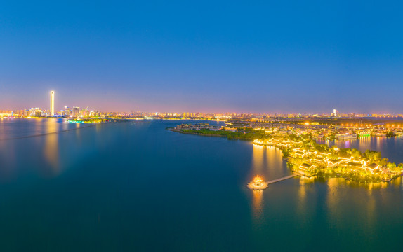 苏州金鸡湖李公堤夜景