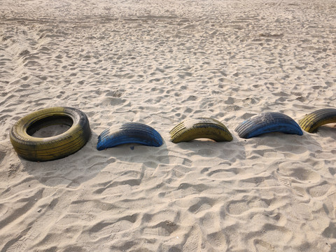 沙滩中的轮胎