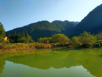 山区河畔风光