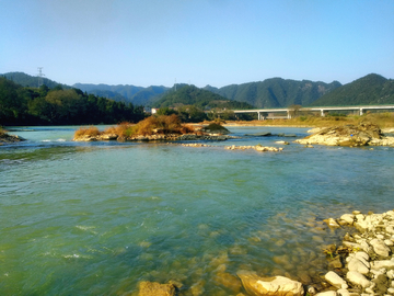 山区河畔风光