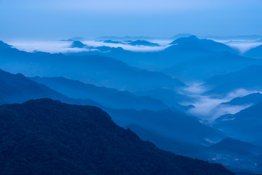 湖北十堰武当山清晨的云雾