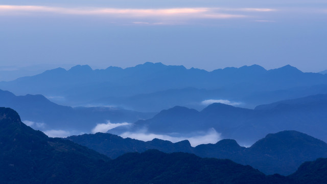 湖北十堰武当山清晨的云雾