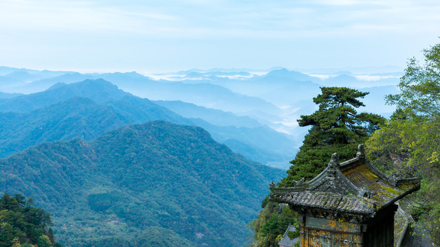 湖北十堰武当山清晨的云雾