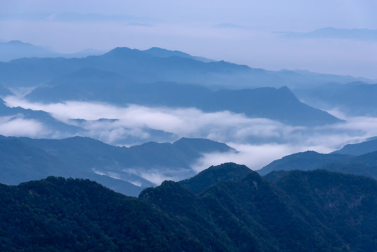 湖北十堰武当山清晨的云雾