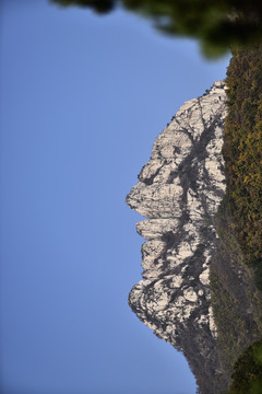 山峰巨型头像