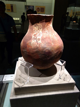 新疆博物馆田园葡萄纹彩陶罐