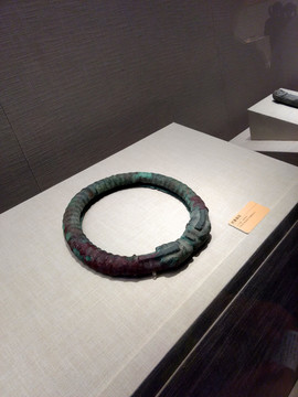 新疆博物馆春秋战国对兽铜环