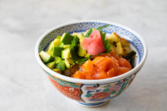 三文鱼鸡蛋牛油果三拼饭