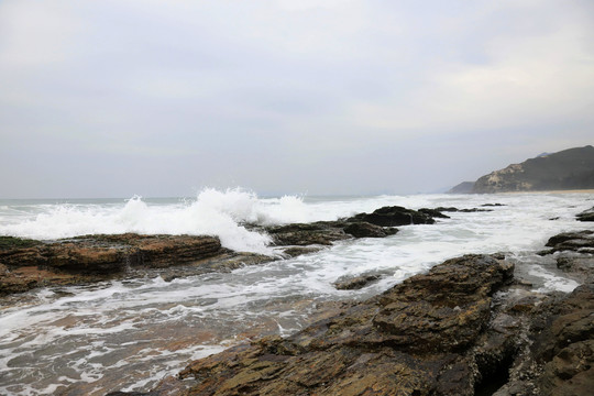 海浪岩石滩