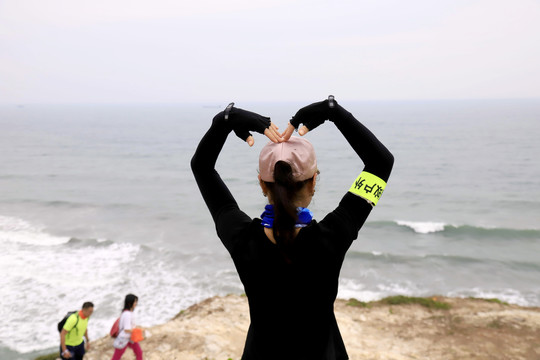 海岸美女背影