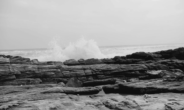 岩石海浪浪花黑白照