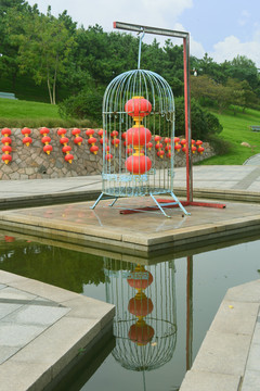 青岛雕塑园鸟笼和红灯笼