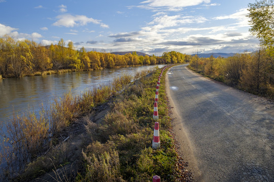 公路秋景