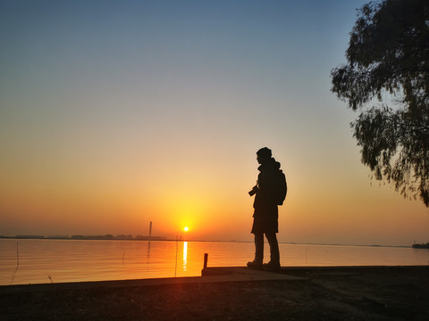 夕阳下的男人