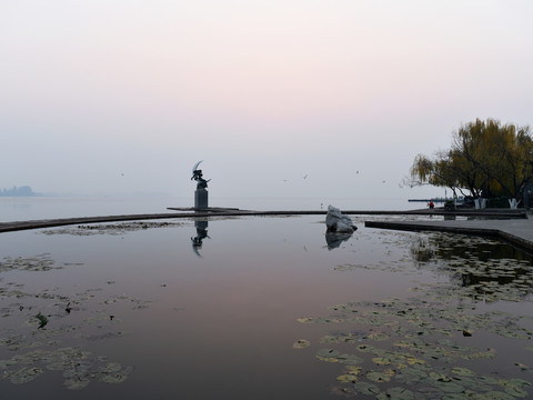 西昌邛海月亮女神塑像