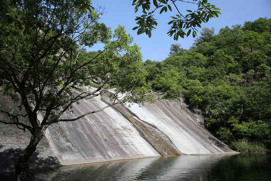 山水瀑布