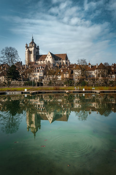 传统法国中世纪小镇和教堂