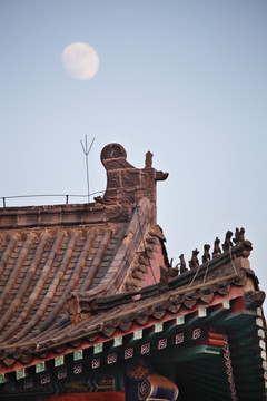 古建筑屋檐和月亮