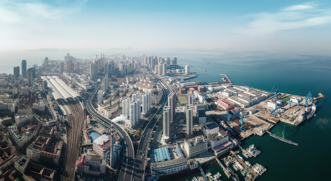 空中鸟瞰青岛海岸线建筑景观