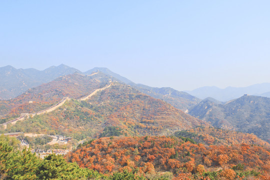 秋天长城的风景长城的秋色山川