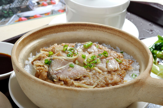 咸鱼肉饼煲仔饭