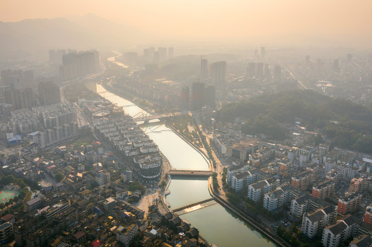 逆光下城市全景