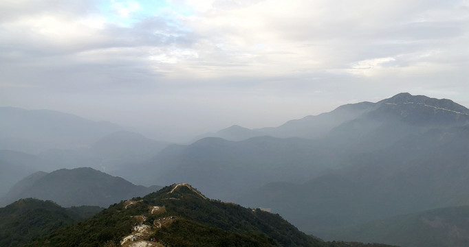 山峰山峦薄雾