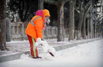 环卫工人除雪