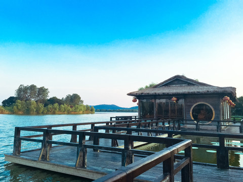 湖畔木屋
