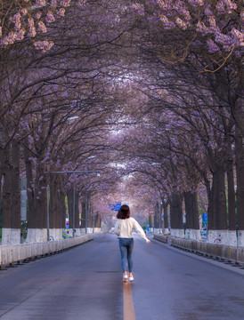 女生背影花路