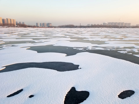 冬天丁香湖冰面上的冰雪